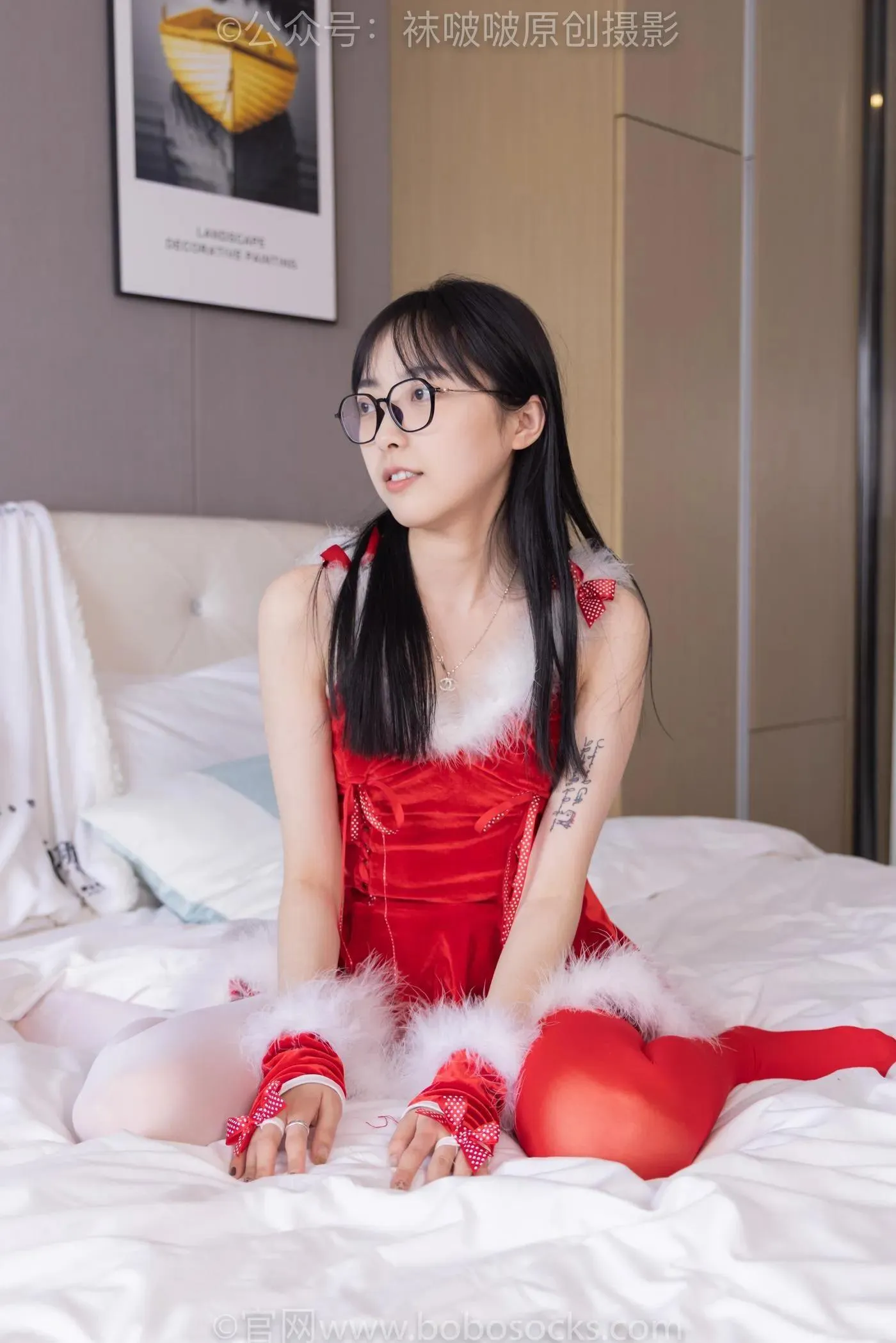 [BoBoSocks袜啵啵]NO.152 稚予-圣诞服、帆布鞋、厚白丝、厚红丝 [135P]插图3